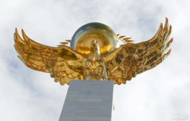 Zlatý orol ako symbol na námestí Karagandy